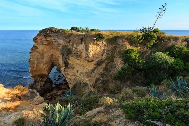 Vue d'été sur la côte de l'océan Atlantique avec des formations rocheuses (Porches, Lagoa, Algarve, Portugal).