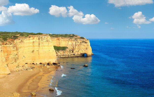 Vue d'été sur la côte rocheuse de l'Atlantique avec plage de sable fin Praia da Afurada Lagoa Algarve Portugal