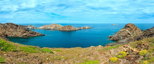 Vue d'été de la côte rocheuse méditerranéenne depuis le cap de Creus Cap de Creus Costa Brava Catalogne Espagne