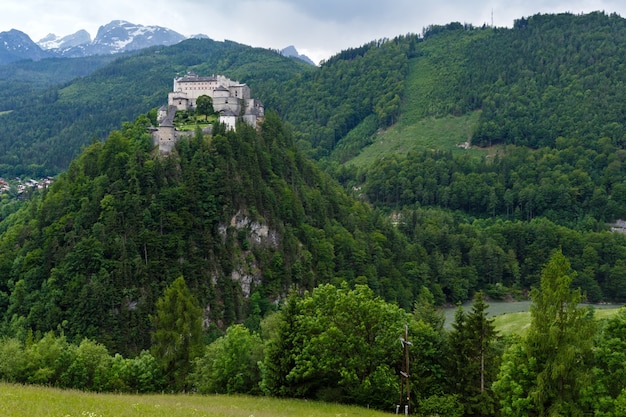 Vue d'été du château de montagne des Alpes (Autriche, château de Hohenwerfen, a été construit entre 1075 et 1078)