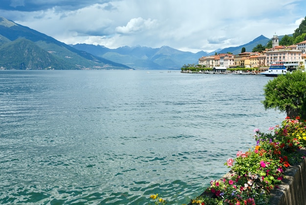 Vue d'été du lac de Côme (Italie) et fleurs sur le remblai