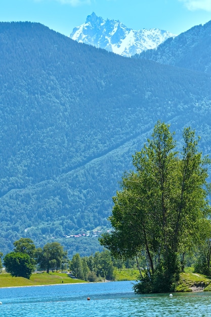 Vue d'été du lac de Passy et du massif du Mont Blanc (Chamonix, France)