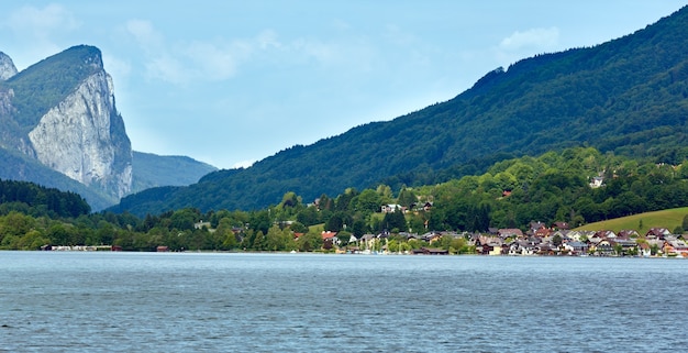 Vue d'été sur le lac de Mondsee (Autriche)