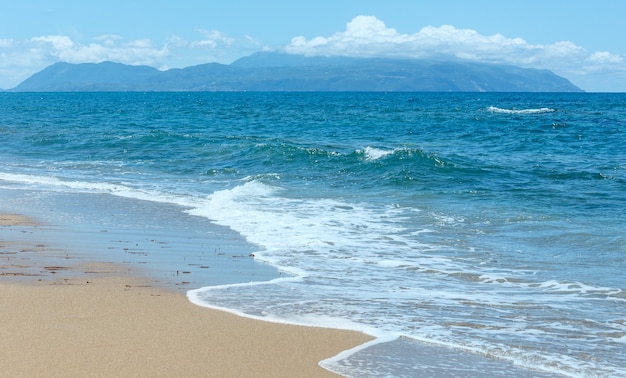 Vue d'été sur la mer depuis la plage (Grèce, Lefkada, mer Ionienne).