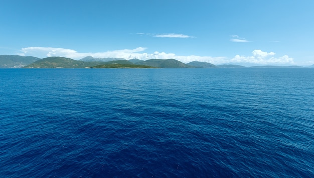 Vue d'été sur la mer depuis le train ferry sur le chemin de Céphalonie à Lefkada (Grèce)