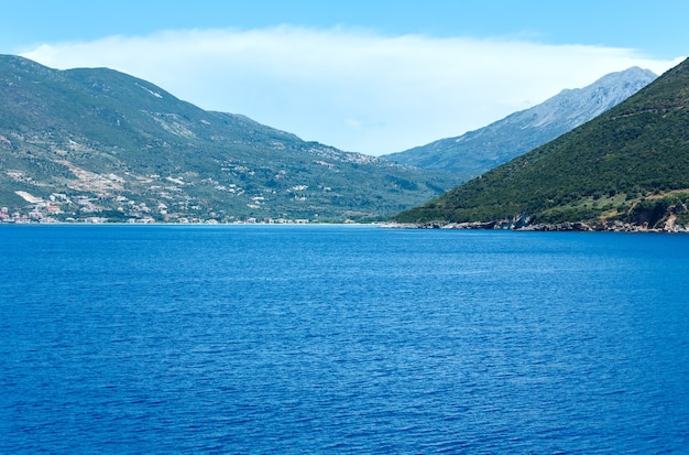 Vue d'été sur la mer depuis le train ferry Grèce