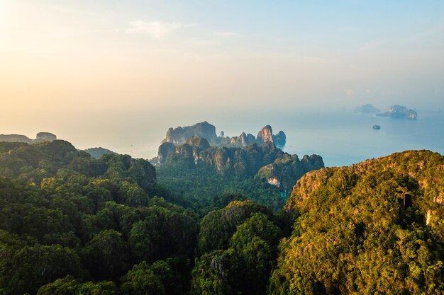 Vue d'été des montagnes rocheuses et de la mer dans un matin tropical