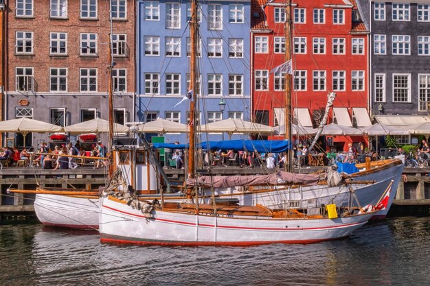 Photo vue d'été pittoresque des bâtiments et des bateaux de couleur de nyhavn à copenhague, au danemark