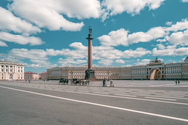 Vue d'été de la place du Palais d'hiver avec calèche et chevaux dedans