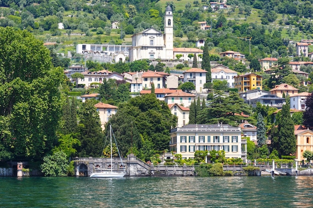 Vue d'été sur la rive du lac de Côme (Italie) depuis le bord du navire