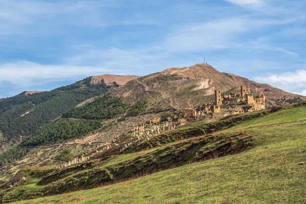 Vue d'été sur les ruines et les tours de l'aul ghost Goor au Daghestan dans la lumière du soir. Russie.