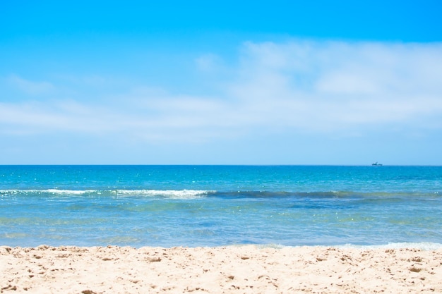 Vue Sur L'étendue Bleue De La Mer Et Le Ciel Bleu Avec Des Nuages Résumé Fond Naturel