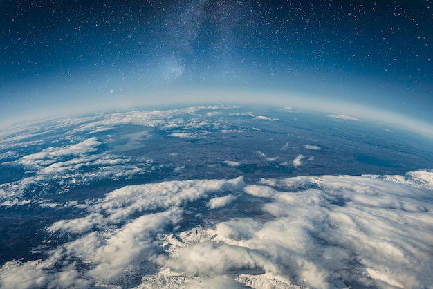 Vue des étoiles et de la voie lactée au-dessus de la Terre depuis l'espace