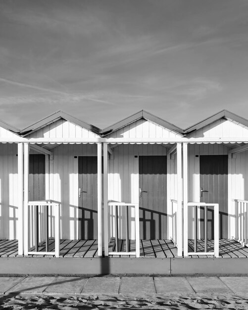 Photo une vue étonnante sur les cabanes noires et blanches de forte dei marmi