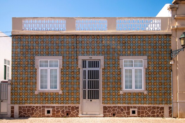 Vue extérieure de l'architecture portugaise typique des bâtiments plus anciens de l'Algarve.