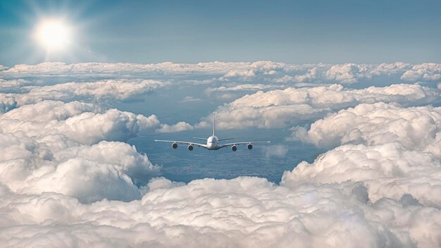 Vue extérieure d'un avion volant au-dessus des nuages