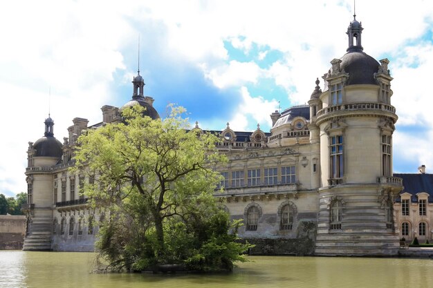 Vue extérieure du célèbre château de Chantilly 1560 un château historique situé dans la ville de Chantilly Oise Picardie