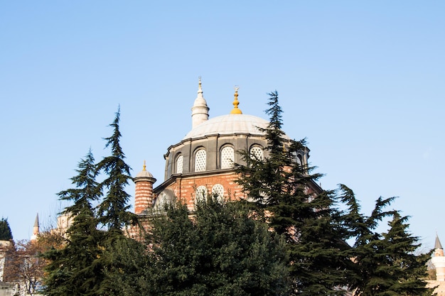 Vue extérieure du dôme dans l'architecture ottomane en Turquie