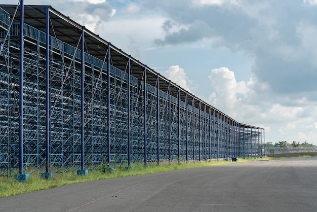 Vue extérieure du grand stade en construction avec structure en acier bleu