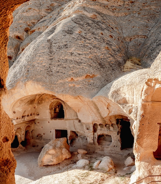 Vue extérieure des habitations troglodytes en Cappadoce, Turquie