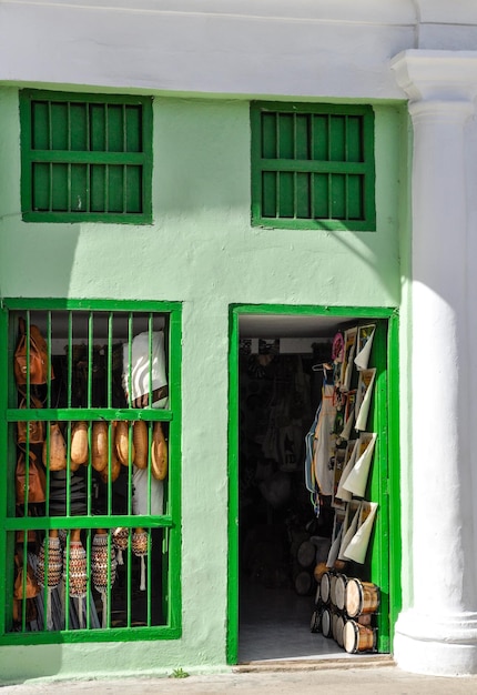 Vue extérieure d'une petite boutique avec des sacs