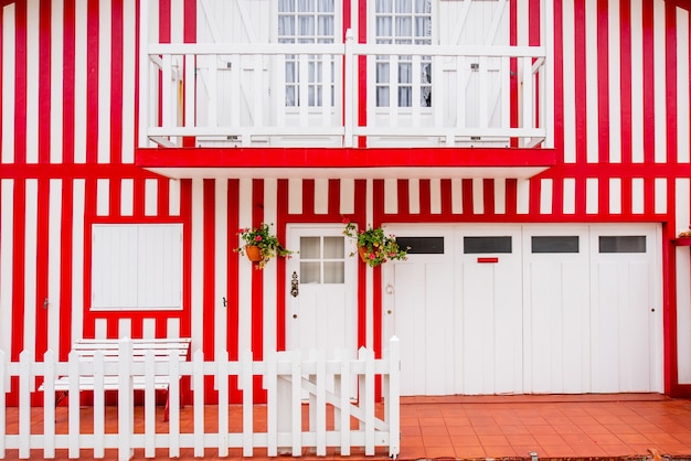 Vue de façade sur la belle maison rayée colorée avec des fenêtres et des portes pour le fond