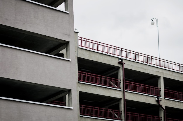 Vue de la façade typique du garage de stationnement à plusieurs niveaux