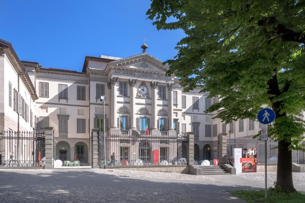 Vue de face de l'Académie Carrara