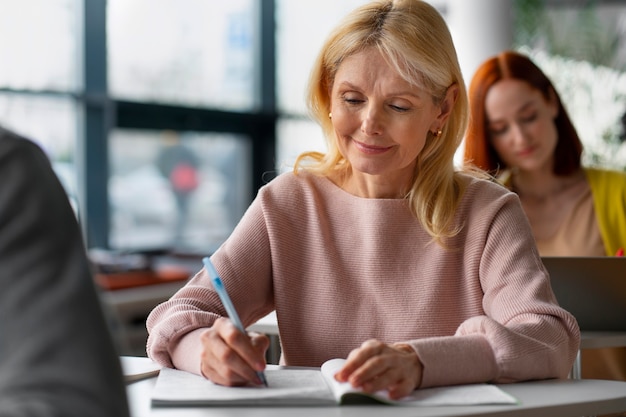 Photo vue de face adultes étudiant ensemble