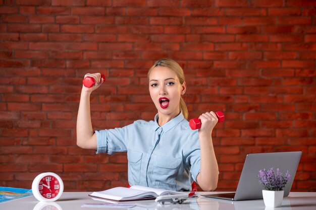 Photo vue de face de l'agent de voyage avec des haltères rouges carte assistante d'entraînement professionnel responsable de l'agence de sport emploi athlète occupation global