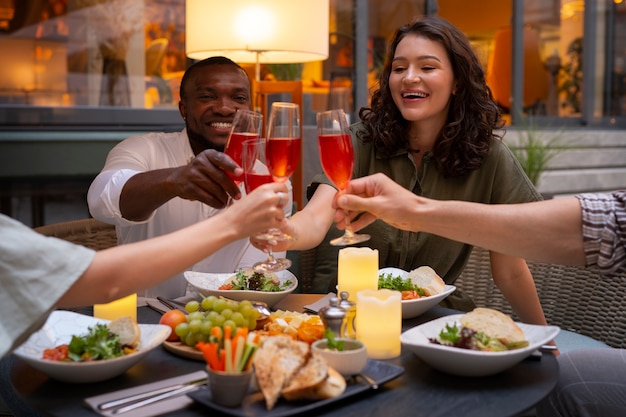 Photo vue de face amis profitant d'un dîner