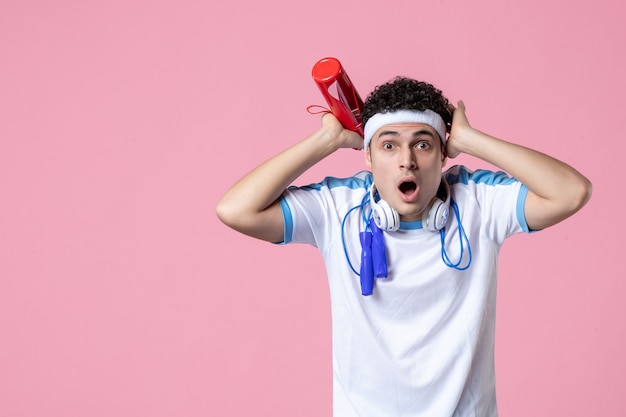 Vue de face de l'athlète masculin choqué dans des vêtements de sport avec des cordes à sauter