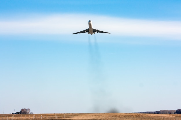 Vue de face de l'avion qui décolle