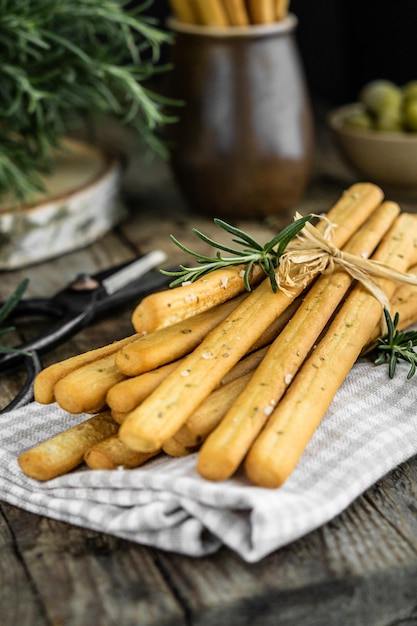 Vue de face des bâtonnets de pain italiens frais grissini