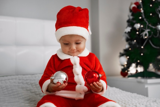 Photo vue de face bébé portant une tenue de père noël