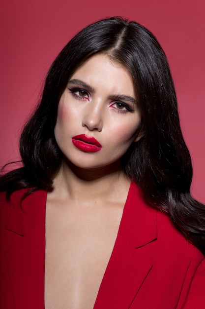 Vue de face de la belle femme avec du maquillage et des cheveux bouclés