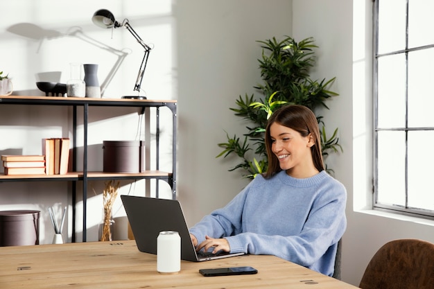 Photo vue de face de la belle femme faisant une activité intérieure