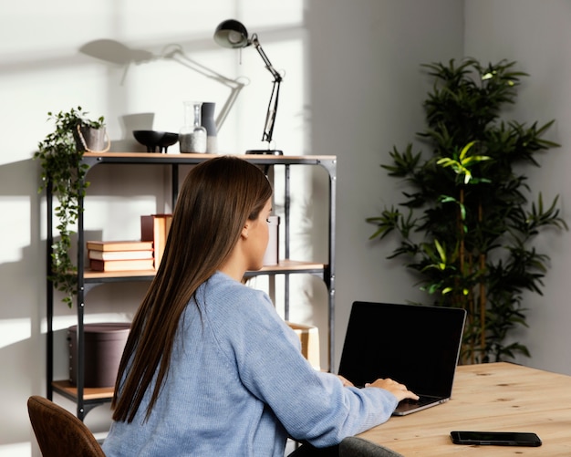 Vue de face de la belle femme faisant une activité intérieure