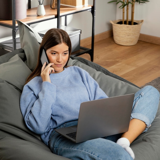 Photo vue de face de la belle femme faisant une activité intérieure