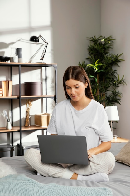 Vue de face de la belle femme faisant une activité intérieure