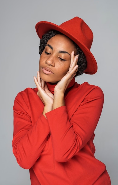 Vue de face de la belle femme portant un chapeau