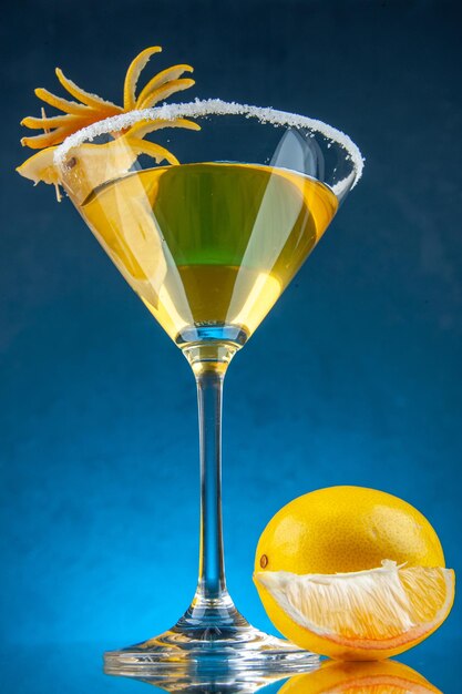 Vue De Face Boisson Fraîche à L'intérieur D'un Verre à Cocktail Sur Fond Bleu Bar Glace Boisson Froide Jus De Limonade Couleur été