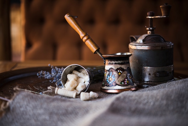 Photo vue de face d'une bouilloire à café turque d'époque et de sucre