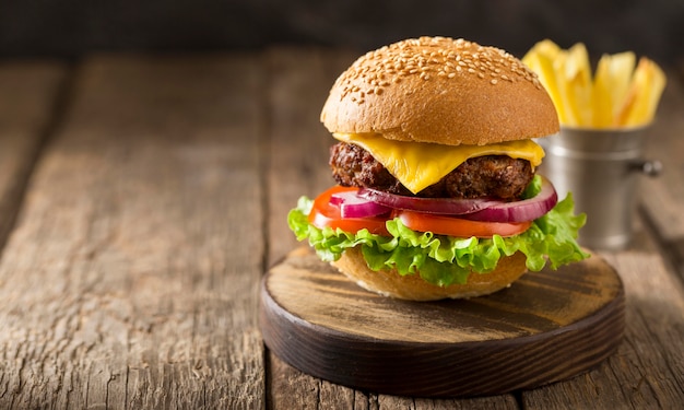 Vue de face burger sur planche à découper