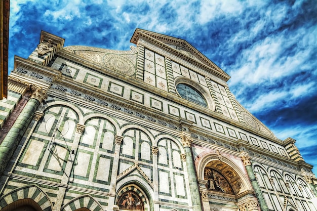 Vue de face de la cathédrale Santa Maria Novella à Florence Italie