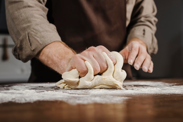 Vue de face chef pétrir la pâte