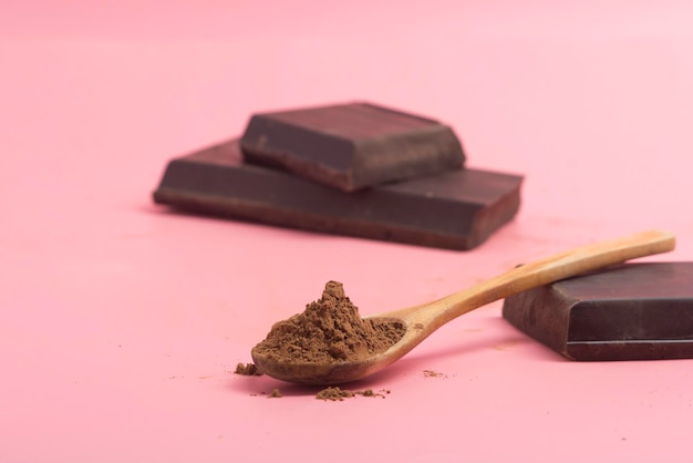 Vue de face de chocolat noir de haute qualité