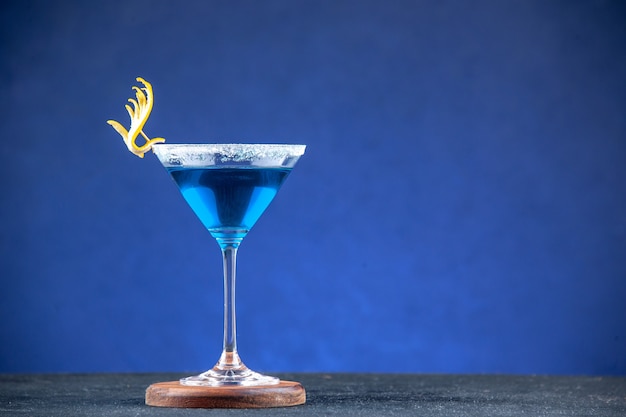 Photo vue de face cocktail bleu sur fond bleu foncé bar de couleur limonade boisson de fête jus de fruits frais glace fraîche