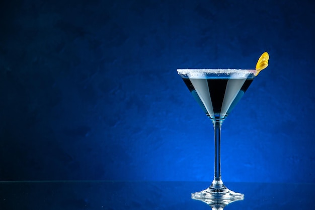 vue de face cocktail frais sur fond bleu boisson bar glace jus froid fête couleur limonade boissons d'été