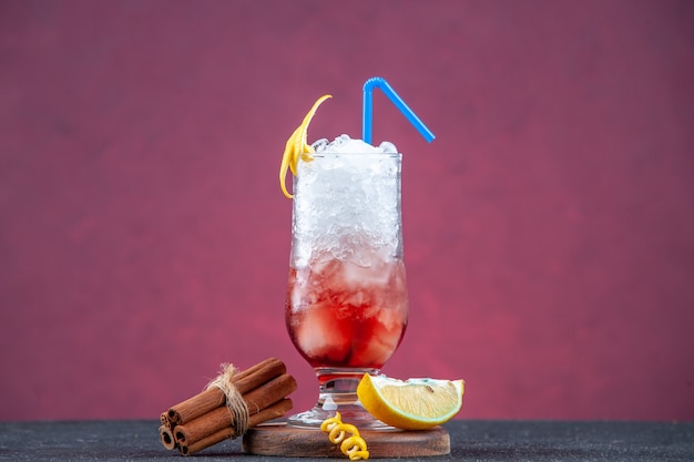 vue de face cocktail de fruits frais avec de la paille et de la glace sur fond rose foncé bar d'été jus de glace fête limonade boisson couleur fraîche